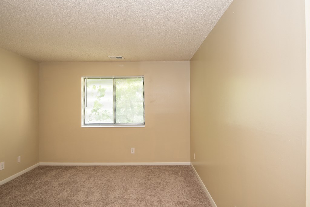 Lush Wall To Wall Carpeting In Bedrooms at Meadow View Apartments and Townhomes, Springboro, 45066
