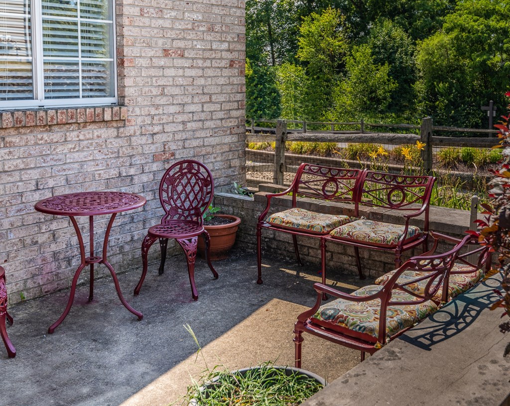 Courtyard Patio at Meadow View Apartments and Townhomes, Springboro, OH, 45066