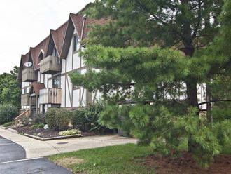 Cozy building Cozy building at Camelot East Apartments, Fairfield, OH, 45014