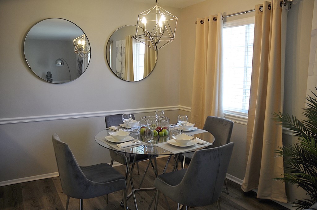 Open Dining Area at Pickwick Farms Apartments in Indiana