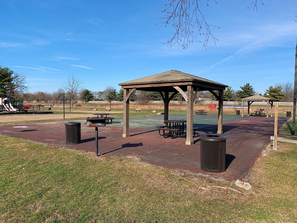 Community BBQ/Picnic Area at Pickwick Farms Apartments in Indianapolis, IN 46260