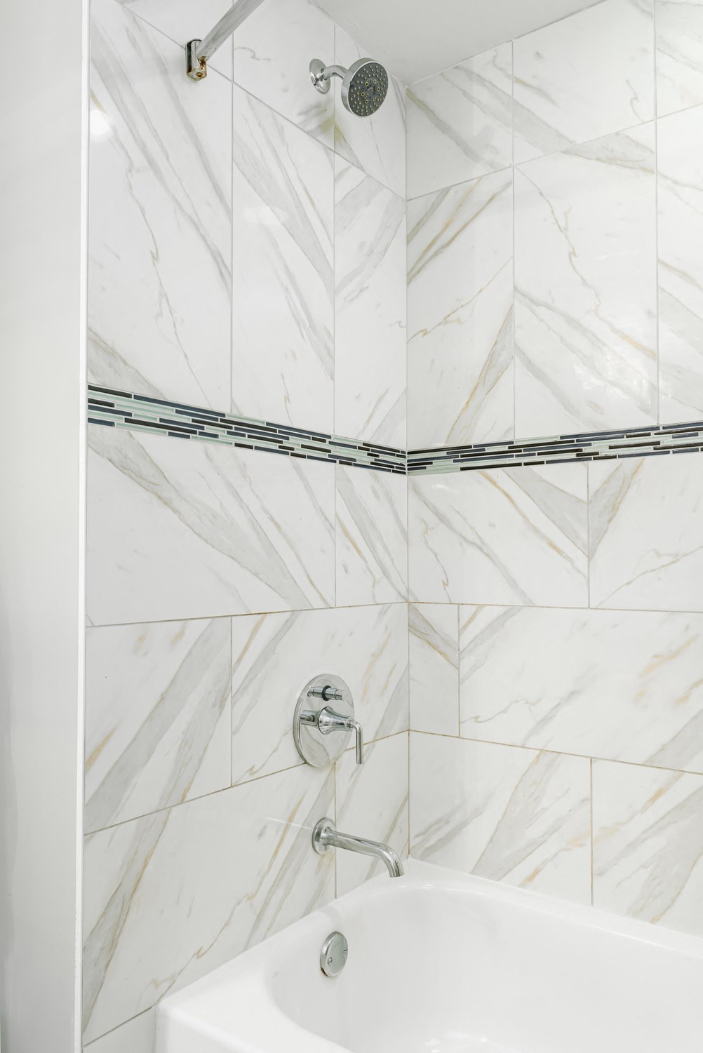 Soaking Tubs With Ceramic Tile at Somerset Place Apartments, Illinois, 60640