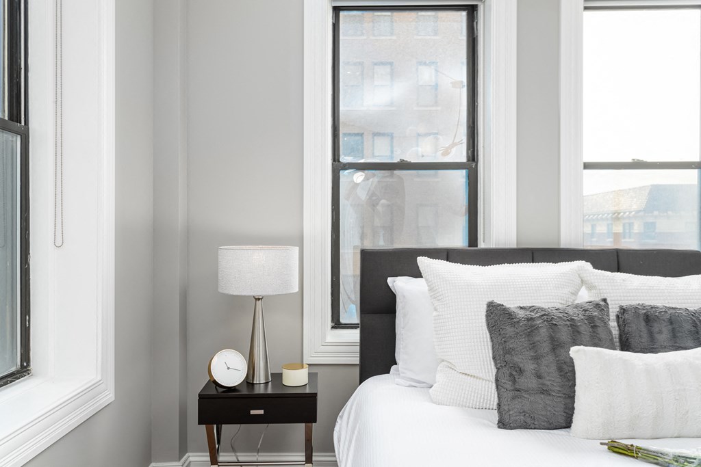 Spacious Living Room at Somerset Place Apartments, Chicago, IL, 60640