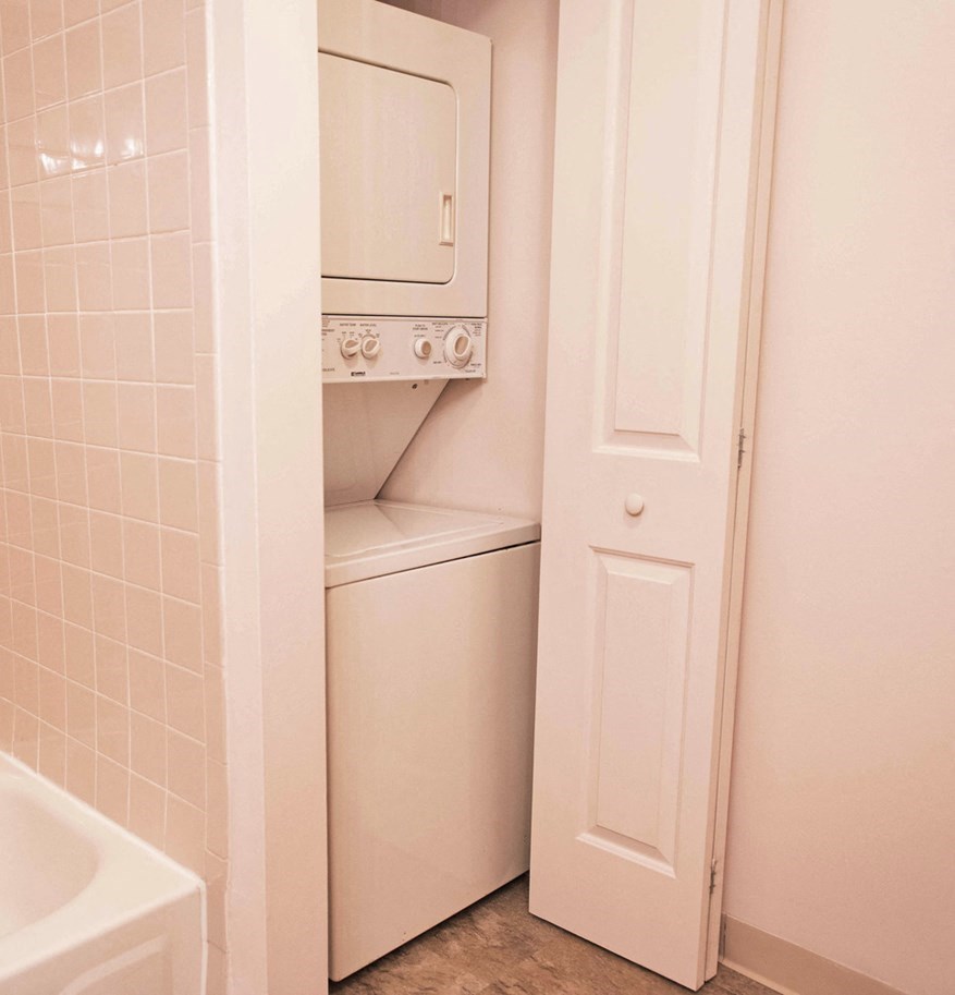 Stacked Washer/Dryer at Walnut Creek Apartments, Kokomo