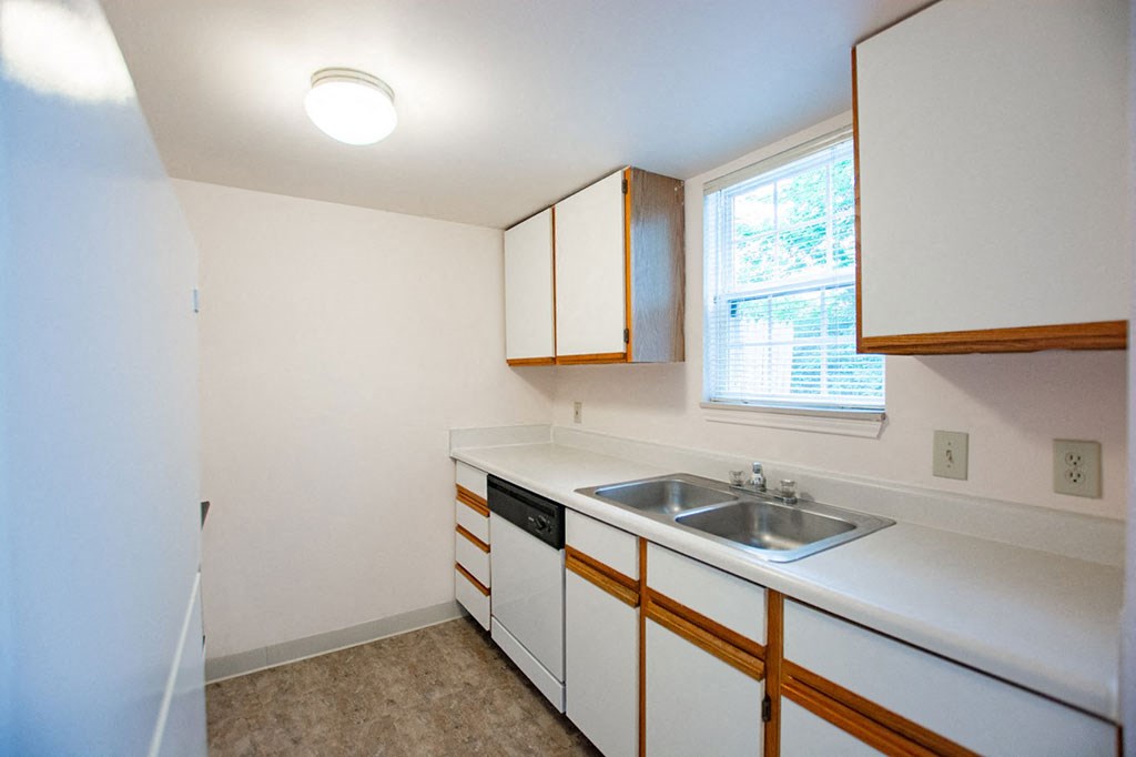 Sink With Faucet In Kitchen at Walnut Creek Apartments, Indiana