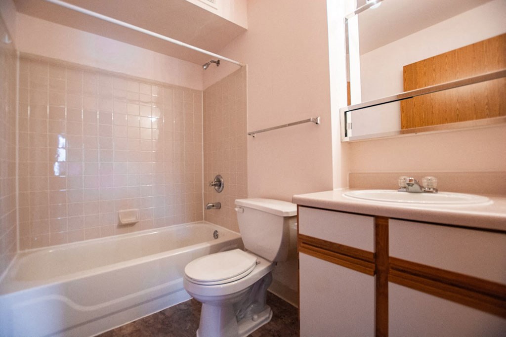 Bathroom With Bathtub at Walnut Creek Apartments, Kokomo, IN, 46902