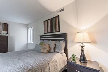 Gorgeous Bedroom Gorgeous Bedroom at Tymberwood Trace Apartments, Louisville, KY, 40219 - Photo Gallery 5