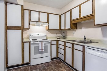 Fully Equipped Kitchen Fully Equipped Kitchen at Tymberwood Trace Apartments, Louisville, KY - Photo Gallery 6