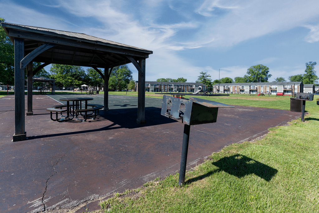 Picnic Table And BBQ at Pickwick Farms Apartments, Indianapolis, IN, 46260