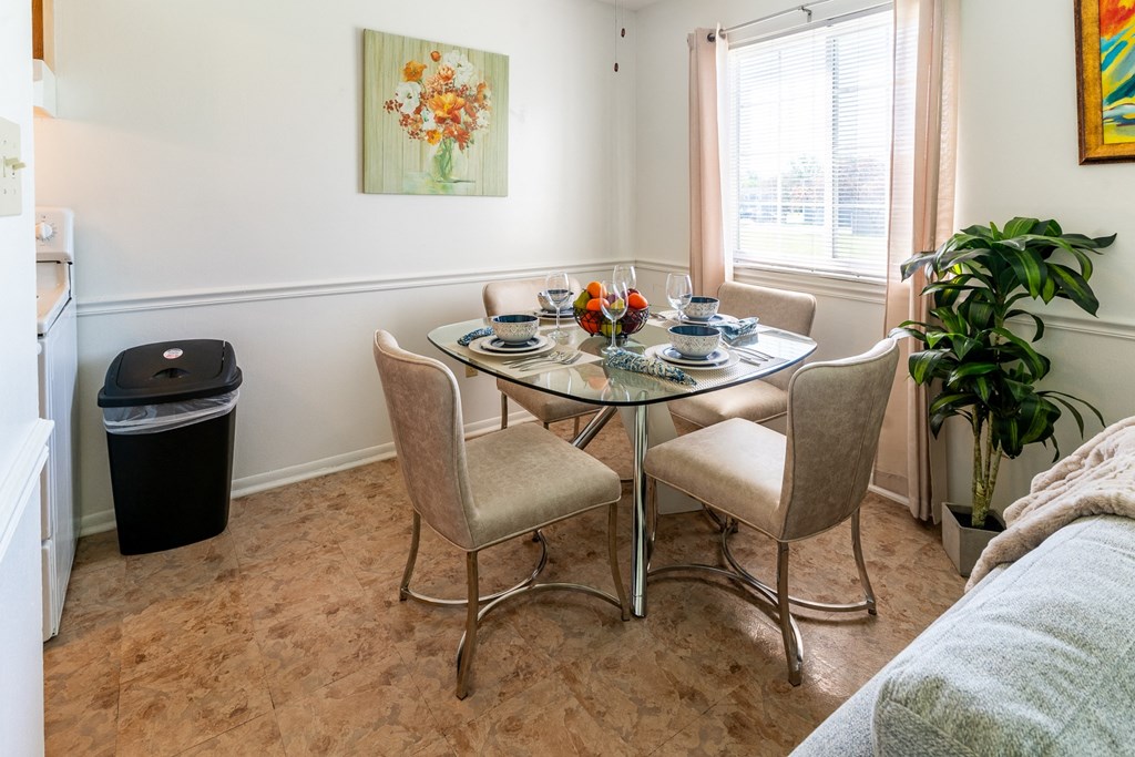 Dining Area at Pickwick Farms Apartments, Indianapolis