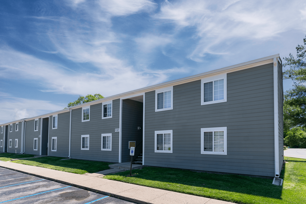 Apartment Building Exterior at Pickwick Farms Apartments, Indianapolis