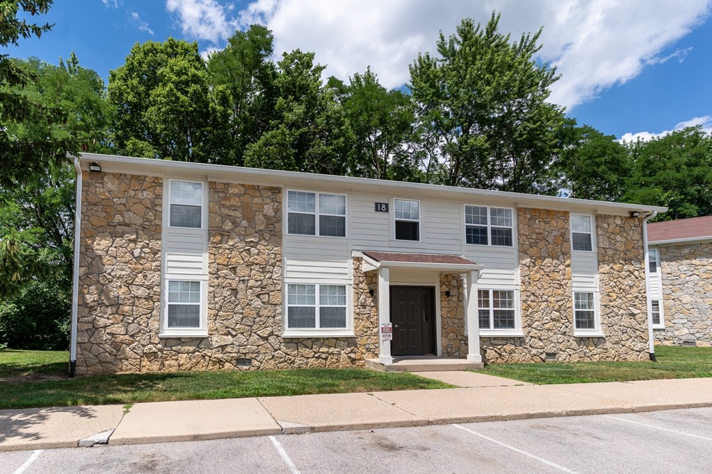 Exterior View at The Court at Sandstone Apartments, Indiana, 46142