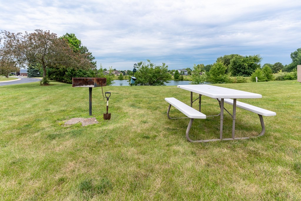 Picnic Area at Walnut Creek Apartments, Kokomo, 46902