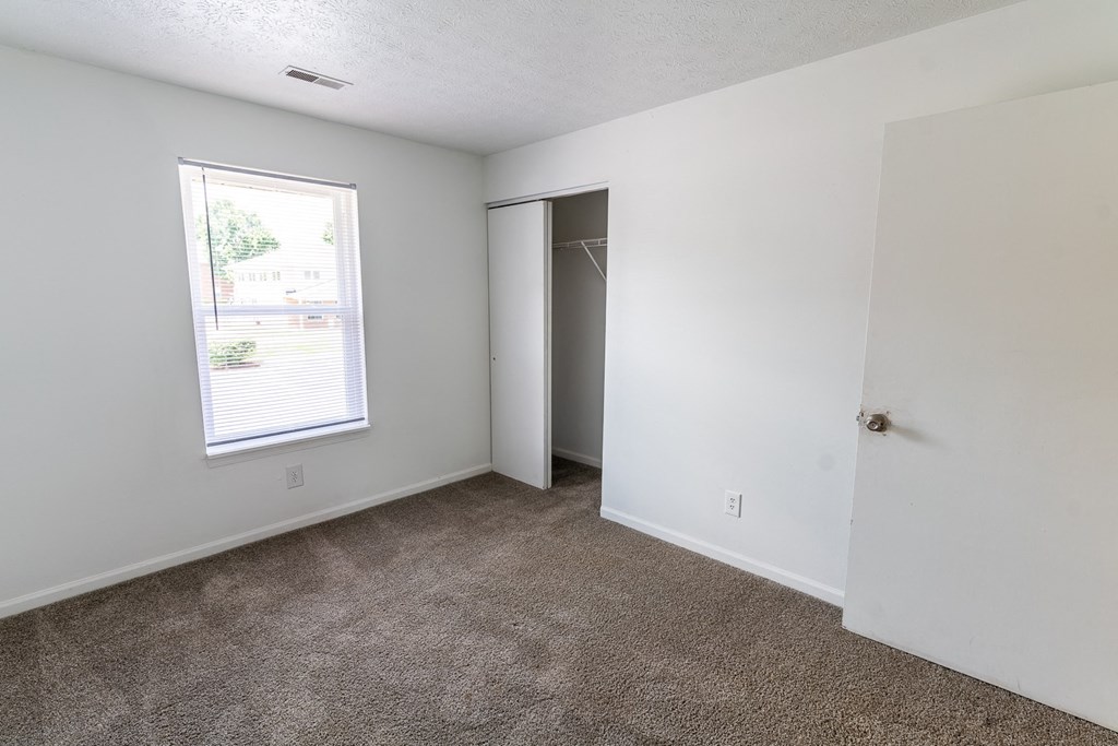 Plush Carpeting at HUB of New Albany Apartments, New Albany, IN, 47150