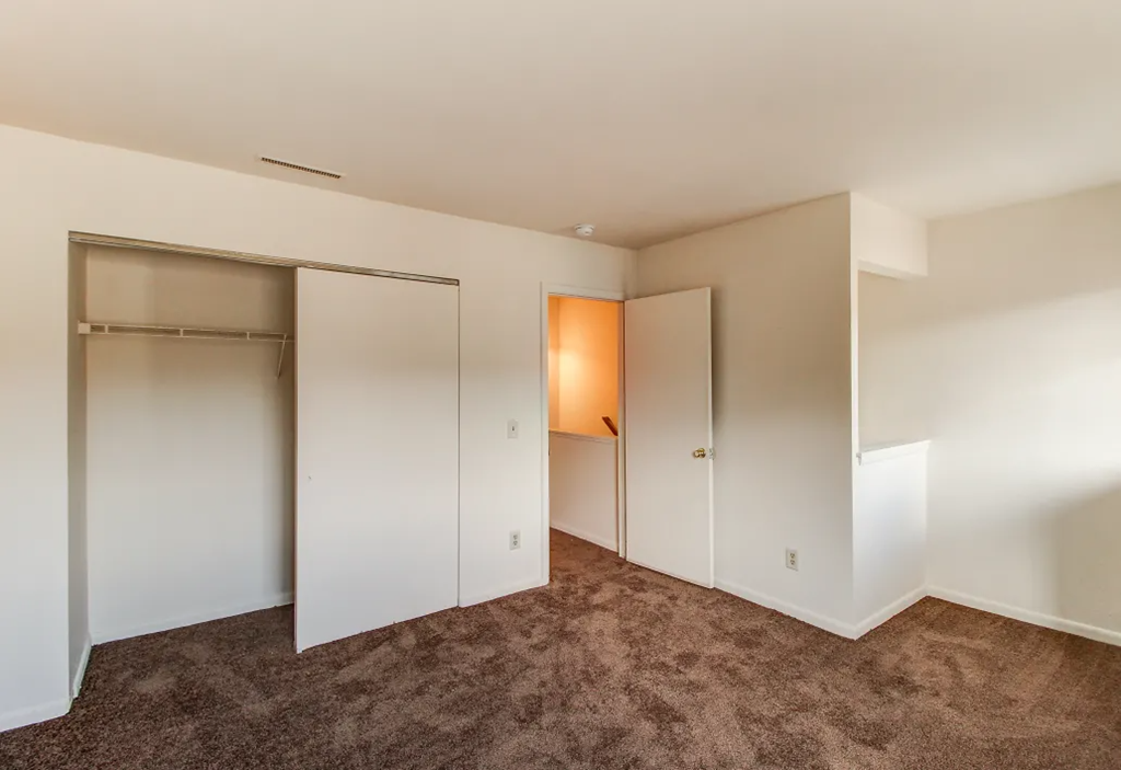 Bedroom With Closet t at Arbor Pointe Townhomes, Battle Creek, Michigan