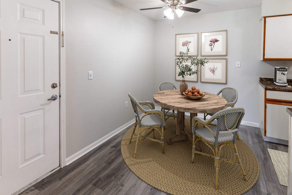 Dining Area at Walnut Creek Apartments, Kokomo, IN