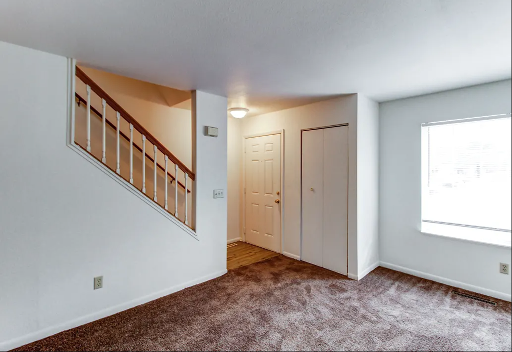 Living Room With Window at Arbor Pointe Townhomes, Battle Creek, Michigan