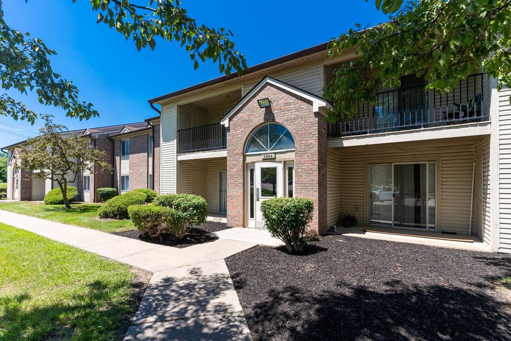 Walkway Path at Creekside Square Apartments, Indiana