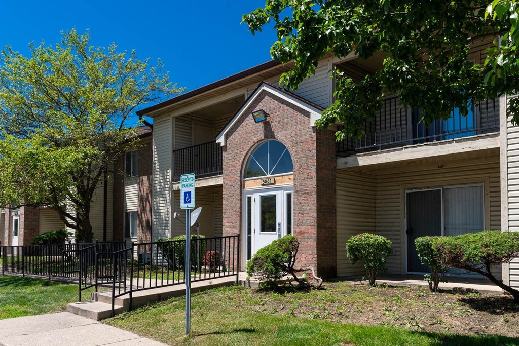 Apartment Building Exterior at Creekside Square Apartments, Indianapolis