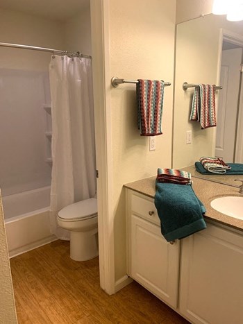 Waters Edge Apartment Interior Bathroom - Photo Gallery 10