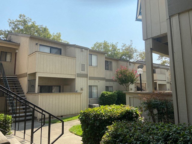 Country Glen Apartments Exterior Buildings and Courtyard