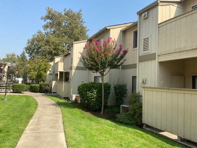 Country Glen Buildings and Courtyard
