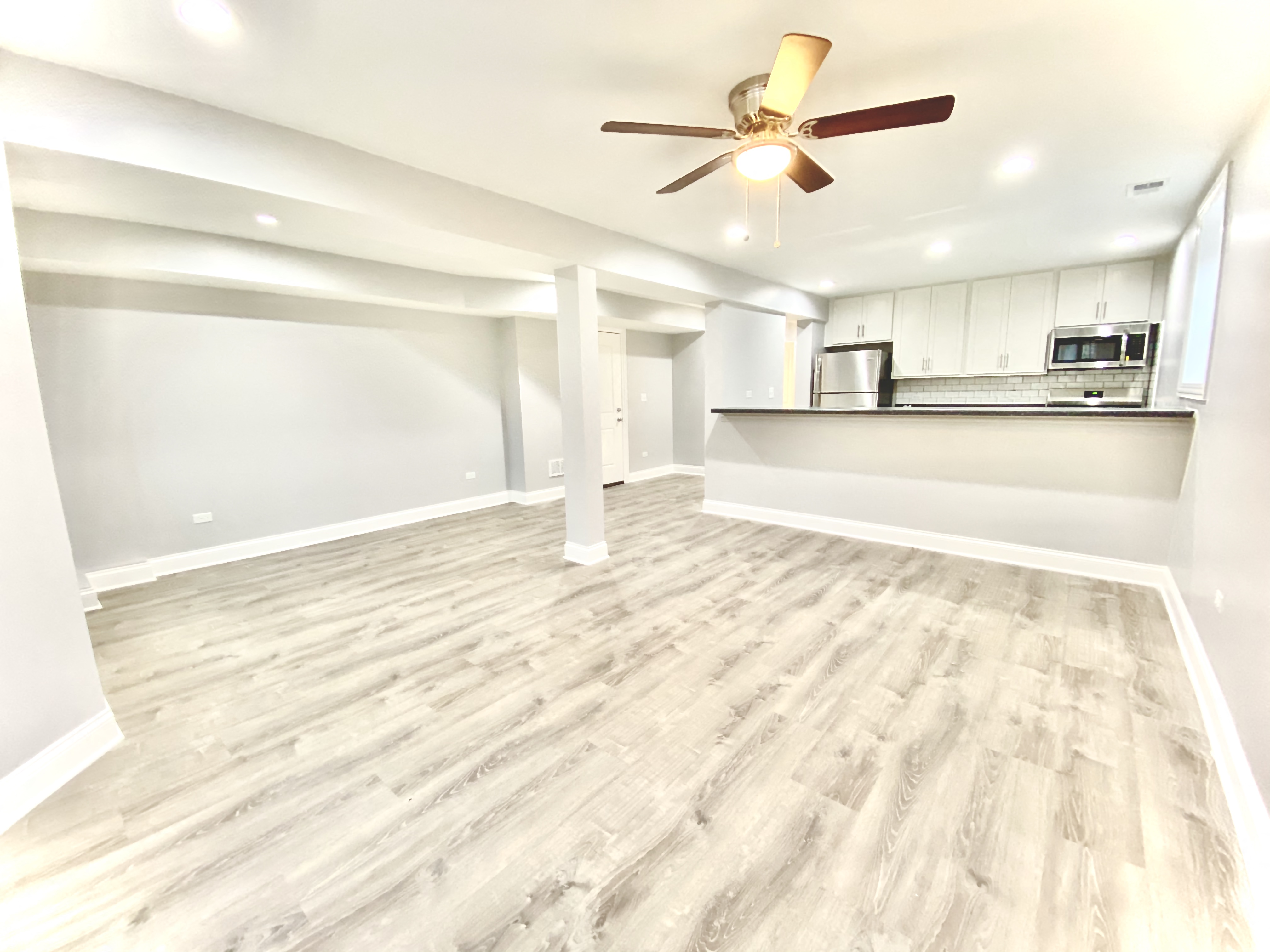 900 Montrose Living room