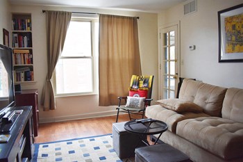 5644 Hempstead Living Room - Photo Gallery 4