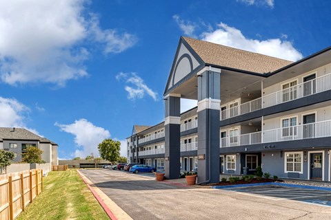 the preserve at ballantyne commons apartment building exterior and parking lot