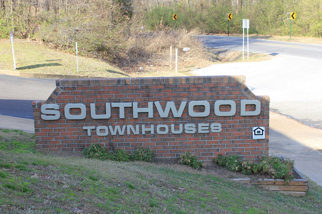 a brick sign for southwood townhouse on the side of a road