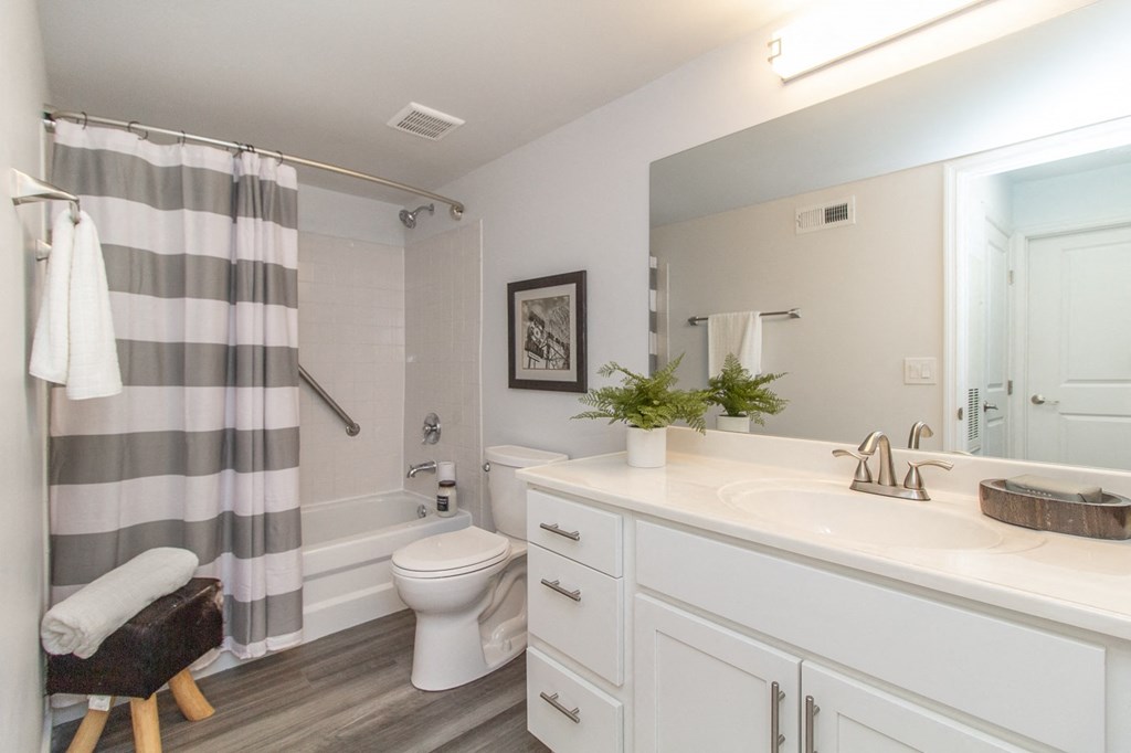 Bathroom With Bathtub at Ivy Hills Living Spaces, Cincinnati, Ohio