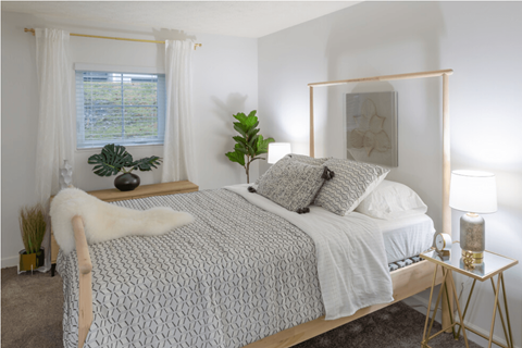 Gorgeous Bedroom Gorgeous Bedroom at Hilltop Apartments, Cincinnati, OH, 45213-2638