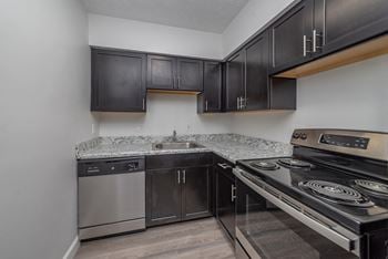 Well Equipped Kitchen at Millcroft Apartments and Townhomes, Milford