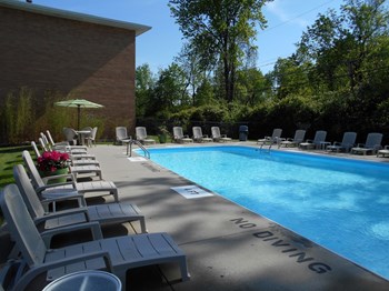 Swimming pool patio at Stonecrest Apartments, Ohio - Photo Gallery 43