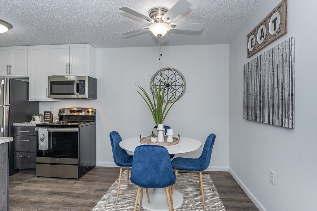 Dining at Sandhurst Apartments, Ohio, 43701