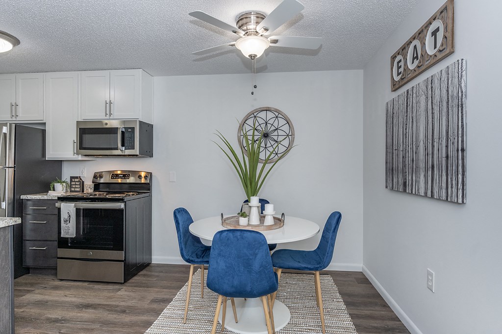 Dining area at Mallard Landing Apartments , Marion, OH