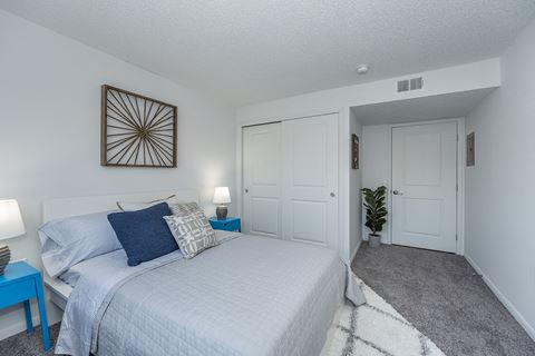 Bedroom at Sandhurst Apartments, Zanesville, OH