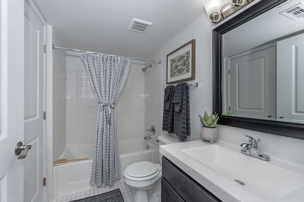 Bathroom with tub at Mallard Landing,  Apartments Ohio, 43302