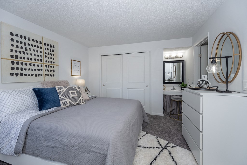 Bedroom interior decor1 at Sandhurst Apartments, Zanesville, OH, 43701