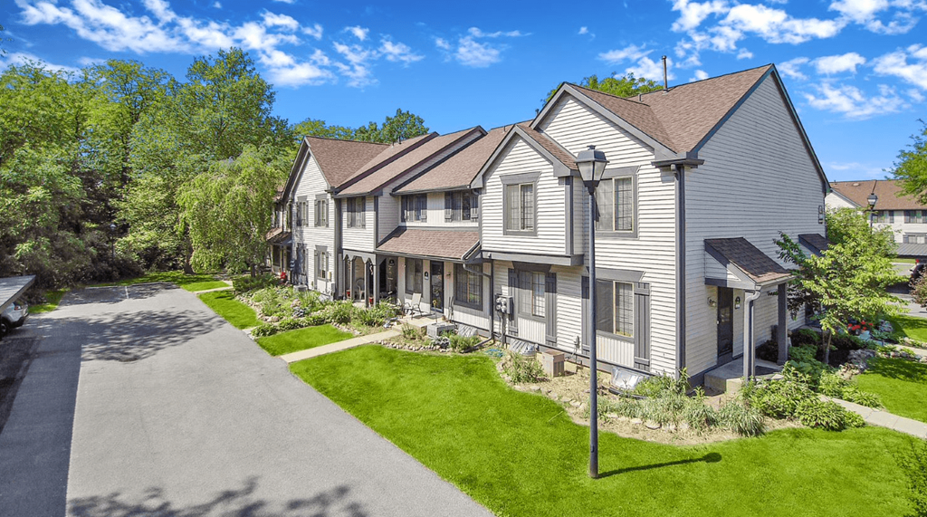 additional photo for property listing at chic digs with room to stretch out in the village 22 car