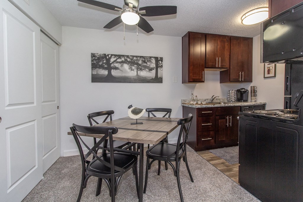Dining Area at Timber Glen Apartments, Batavia, Ohio