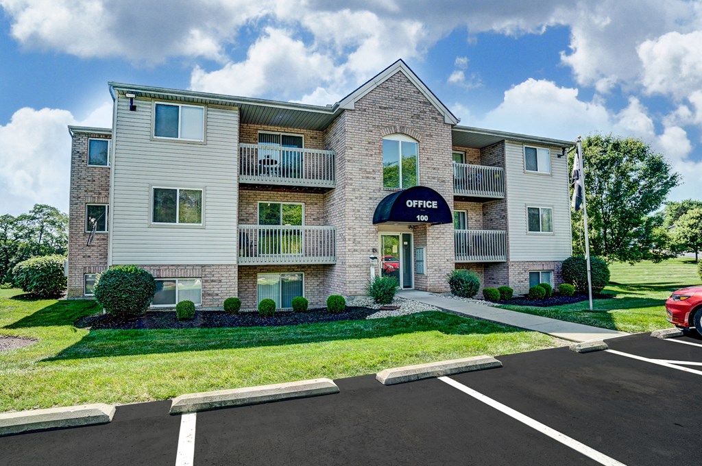 Elegant Exterior View at Deerfield Crossing Apartments, Lebanon, OH