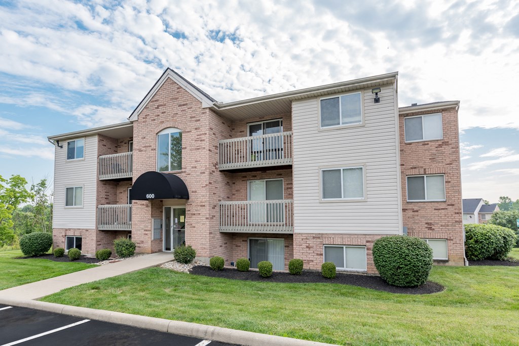 Property Exterior at Deerfield Crossing Apartments, Ohio