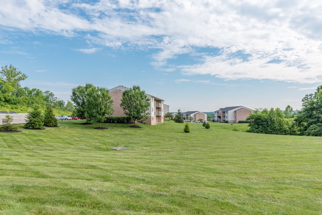 Exterior Open Space at Deerfield Crossing Apartments, Lebanon