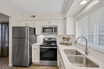Kitchen Appliances at Enclave, Beavercreek, OH, 45431 - Photo Gallery 2