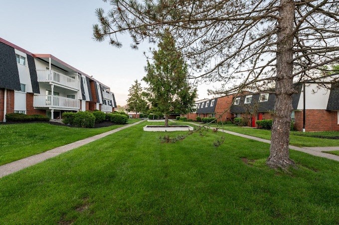 Lush Landscaping And Park-Like Setting at Finneytown Apartments and Townhomes, Cincinnati