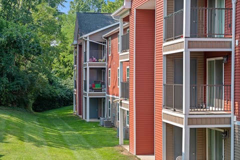 Row of apartments with balconies overlooking a green lawn and treesat Galbraith Pointe Apartments and Townhomes, Cincinnati, Ohio