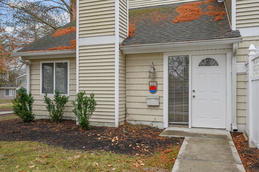 the front of the house is clean and ready for you to use at Harpers Point Apartments, Cincinnati