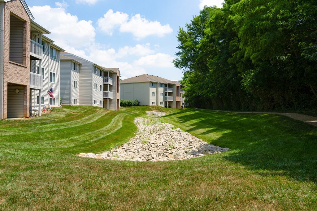 the preserve at ballantyne commons apartments courtyard with grass