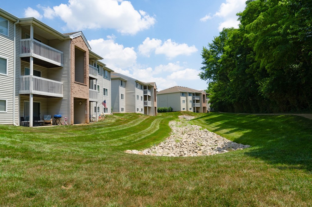 the preserve at ballantyne commons apartments courtyard and resident buildings